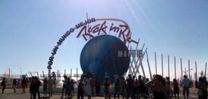 Globo de Rock In Rio Madrid com pessoas tirando foto ao redor