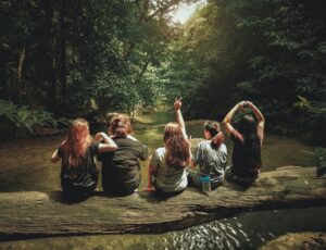 Crianças aproveitando cachoeira