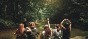 Crianças aproveitando cachoeira